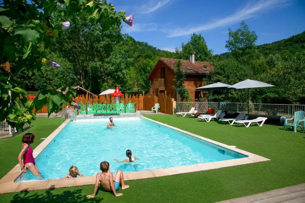 La piscine et la rivière du camping et pour la saison 2022 une pataugeoire !