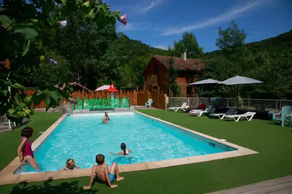 Profiter de la piscine de notre camping en Ariège